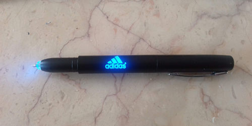 Stylo publicitaire avec marque clairante addidas