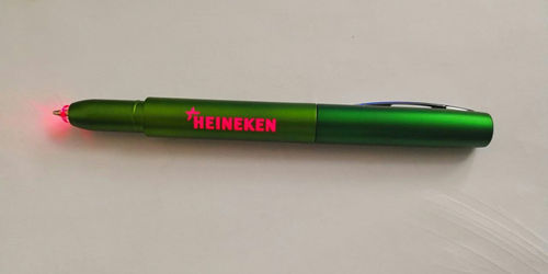 Stylo publicitaire avec marque clairante  Heineken