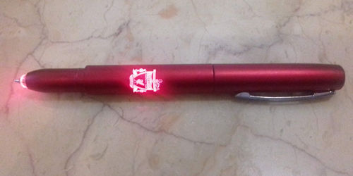 Stylo publicitaire avec marque clairante  du logo